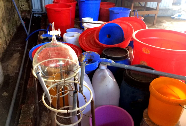 Các thùng nhựa, bình thủy tinh chứa hóa chất trong nhà xưởng ở Kon Tum. Ảnh: Trần Hóa.