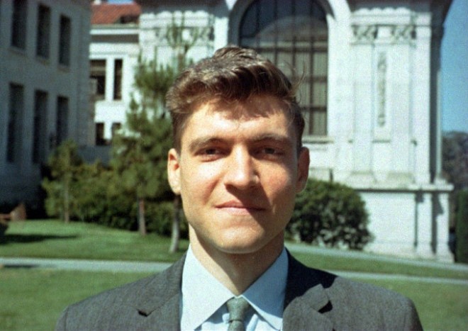 Ted tốt nghiệp trung học, sớm hơn 2-3 năm so với độ tuổi. Với sự khuyến khích của cha mẹ, cậu quyết định ghi danh vào Trường Đại học Harvard.