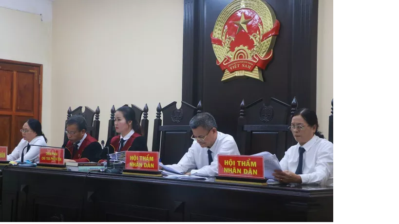 HĐXX phiên toà xét xử sơ thẩm vụ gian lận điểm thi trong kỳ thi THPT năm 2018 công bố mẹ của Phó trưởng Đoàn đại biểu Quốc hội tỉnh Hà Giang đã tác động, nhờ xem điểm cho cháu, nhưng sau đó thí sinh này đã được nâng điểm