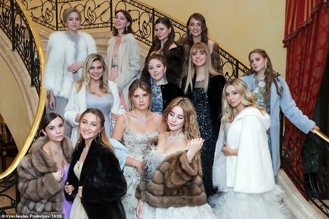 Tối 18/11, ái nữ của những gia đình quyền quý hàng đầu nước Nga từ các doanh nhân, tỷ phú, chính trị gia đến vận động viên, nghệ sĩ đình đám, đã quy tụ tại dạ tiệc trưởng tiệc Tatler Debutante Ball ở Moscow.