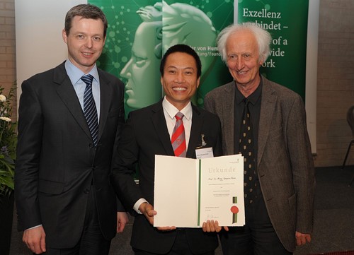 Một lần nữa những đóng góp của GS. Nguyễn Xuân Hùng (đứng giữa) lại được thế giới ghi nhận