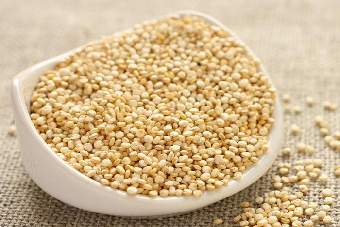 Trong hạt Quinoa chứa tất cả các axit amin thiết yếu cho cơ thể. Đây là một loại thực phẩm giảm mỡ bụng đáng để đầu tư nếu bạn muốn giảm cân, giảm mỡ vùng bụng. 