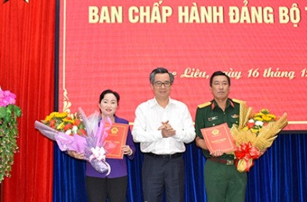 Bí thư Tỉnh ủy Bạc Liêu Nguyễn Quang Dương trao quyết định và chúc mừng Đại tá Đỗ Minh Đẩu và đồng chí Trần Thị Lan Phương.