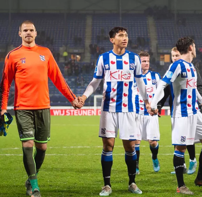 Đoàn Văn Hậu hạnh phúc trong lần đầu tiên được tung ra sân thi đấu trong màu áo Heerenveen
