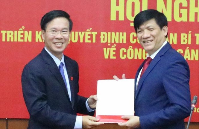 GS Nguyễn Thanh Long (phải) vừa được Thủ tướng Chính phủ điều động bổ nhiệm Thứ trưởng Bộ Y tế