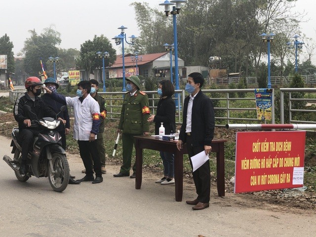 Ông Phạm Thanh Hải - Chánh văn phòng HĐND-UBND huyện Bình Xuyên (đầu tiên, bên phải) đi kiểm tra công tác tại chốt kiểm dịch trên địa bàn ở xã Sơn Lôi (Ảnh: Nguyễn Trường).