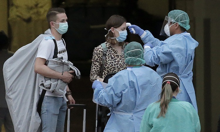 Nhân viên y tế kiểm tra sức khỏe du khách tại La Caleta trên đảo Tenerife thuộc quần đảo Canary, Tây Ban Nha hôm 28/2. Ảnh: AP.