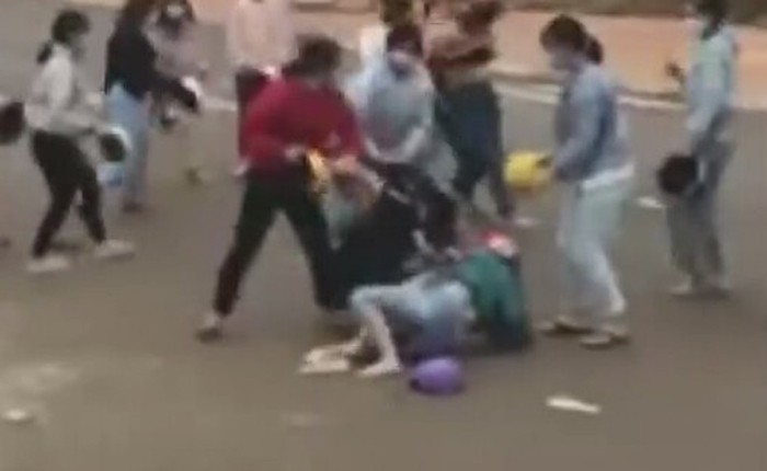Nhóm nữ sinh đánh nhau nằm la liệt (ảnh: cắt từ clip) 