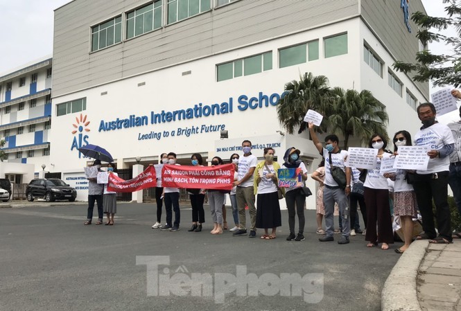 Phụ huynh trường AIS Saigon đứng trước trường phản đối học phí