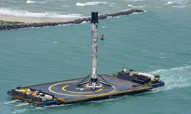Tầng đẩy tên lửa Falcon 9 cập cảng Canaveral. Ảnh: Live Science.