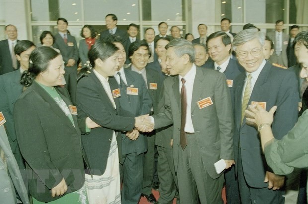 Tổng Bí thư Lê Khả Phiêu nói chuyện với các đại biểu dự Đại hội đại biểu Đảng bộ thành phố Hà Nội lần thứ XIII, nhiệm kỳ 2000-2005. Ảnh: Cao Phong/TTXVN