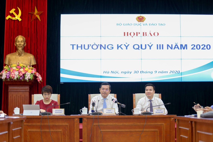 PGS.TS Nguyễn Thu Thủy trả lời báo chí (ngoài cùng bên trái)