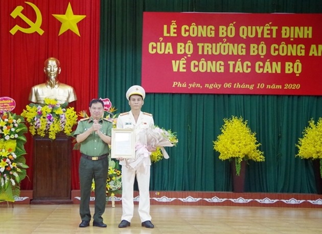 Đại tá Phan Thanh Tám - Giám đốc Công an tỉnh Phú Yên (trái) trao quyết định bổ nhiệm Phó Giám đốc Công an tỉnh Phú Yên cho Thượng tá Nguyễn Khỏe