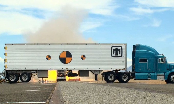 Mỹ cho xe tải phản lực lao vào thùng chứa vũ khí hạt nhân