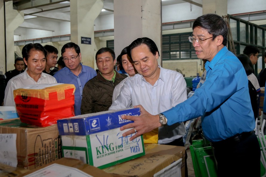 Bộ trưởng Phùng Xuân Nhạ đã có mặt động viên những người tham gia hỗ trợ hơn 22.000 bộ sách giáo khoa, cuốn vở viết được gửi về miền Trung