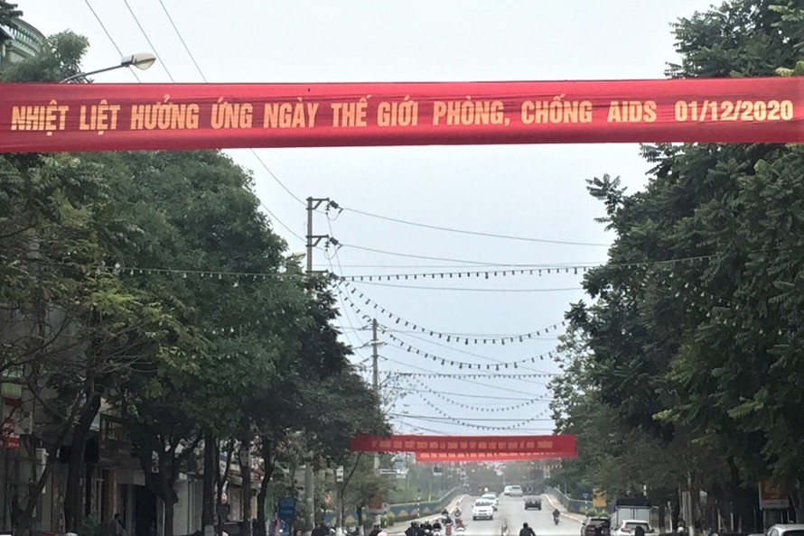 Khẩu hiệu phòng chống HIV/AIDS được treo trên các trục đường chính tại thành phố Lạng Sơn