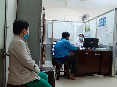 Bệnh nhân nhiễm HIV đến khám định kỳ tại Bệnh viện Đa khoa tỉnh Vĩnh Long. Ảnh: TTKSBT