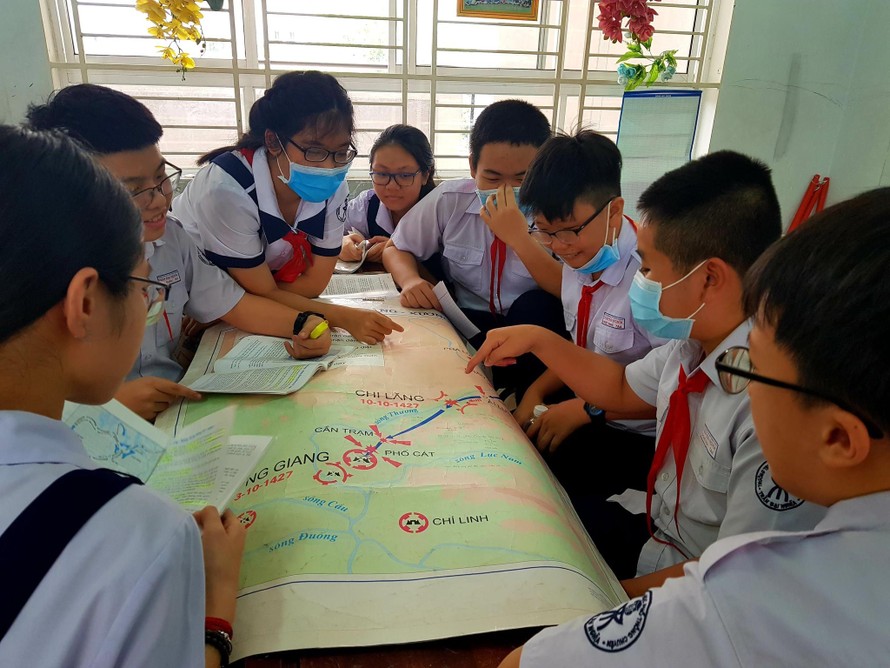 Các học trò được học cách xem bản đồ, từ bản đồ có thể trình bày một bài nói về một chủ đề lịch sử, trình bày một cuộc khởi nghĩa, kháng chiến...
