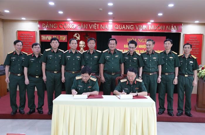 Trung tướng Đặng Trọng Quân và Thiếu tướng Lê Đình Thương ký Biên bản bàn giao nhiệm vụ Chánh Thanh tra Bộ Quốc phòng.
