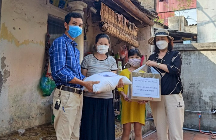 Học sinh nghèo huyện Gia Lâm được tặng quà và thiết bị học tập