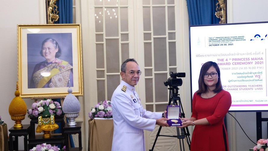 Cô giáo dân tộc Mường Hà Ánh Phượng nhận Giải thưởng Công chúa Thái Lan.