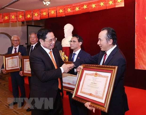 Thủ tướng Phạm Minh Chính tặng Bằng khen cho các kiều bào có thành tích trong công tác phòng, chống dịch. (Ảnh: Dương Giang/TTXVN)