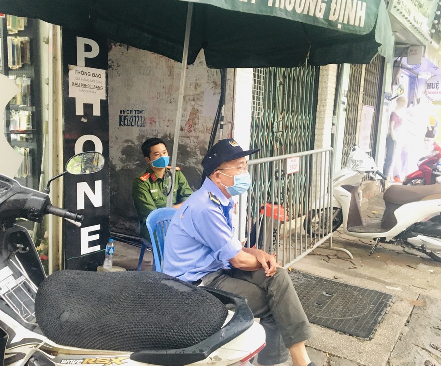Nhịp sống trong ngõ trên phố Trương Định đang bị phong tỏa