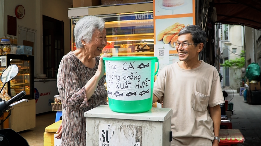 Cụ bà U90 ở Hà Nội làm điều ý nghĩa khi nuôi đàn cá bảy màu