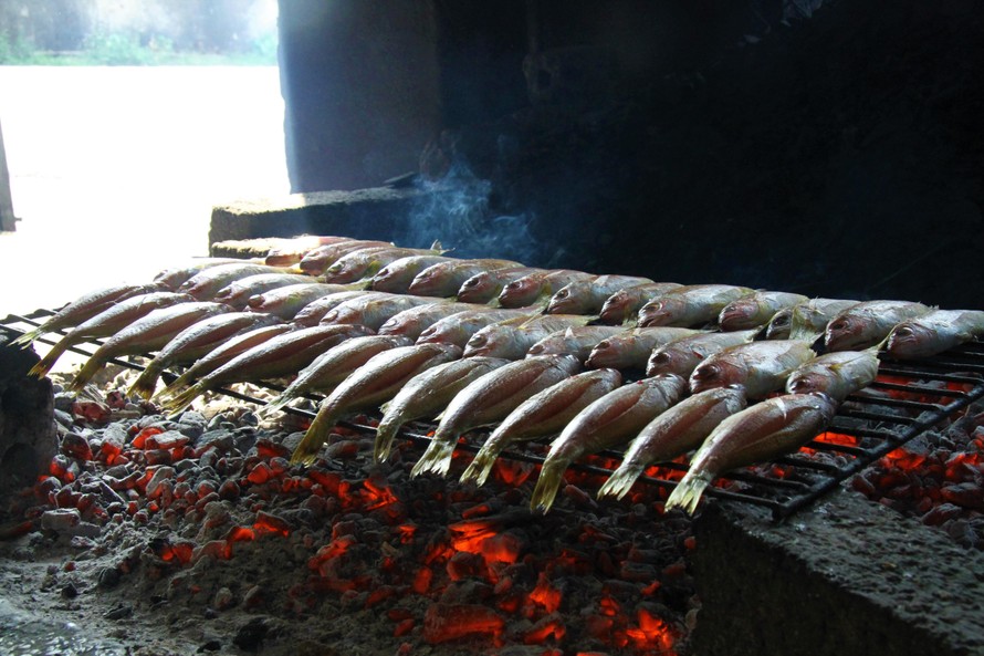 Nhộn nhịp nghề nướng cá ở biển Quỳnh