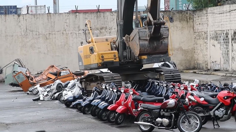 Tổng thổng Duterte ra lệnh phá hủy hàng trăm xe máy nhập lậu