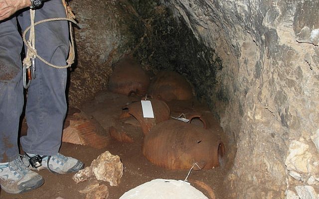 Các bình cổ 2000 năm tuổi được tìm thấy trong hang động trên vách đá Israel