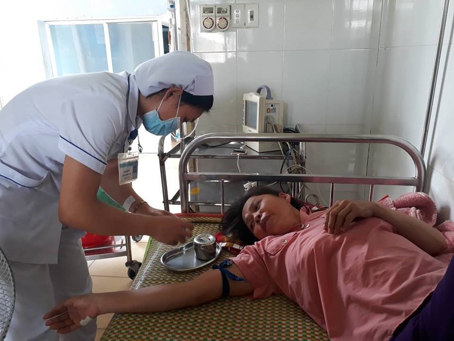 Nhiều bệnh nhân sau ăn cỗ cưới đang được điều trị tại Trung tâm Y tế huyện Gio Linh.