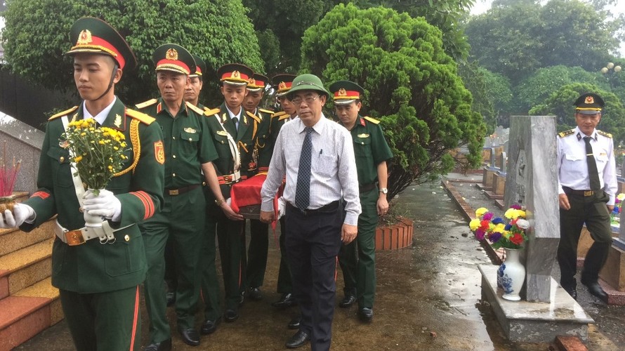 Truy điệu và an táng các liệt sĩ tại Nghĩa trang Liệt sĩ huyện Gio Linh.
