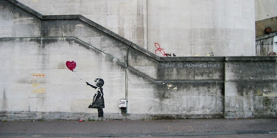 Tranh tường “Girl with balloon” được vẽ năm 2002 trên thành cầu Waterloo ở thủ đô London của Anh (ảnh chụp năm 2004). Tranh: Banksy.