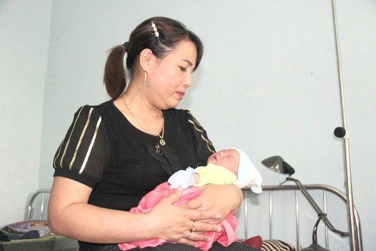 Bé gái sơ sinh bị bỏ rơi đang được chăm sóc tại Trạm Y tế xã Hải Thượng.