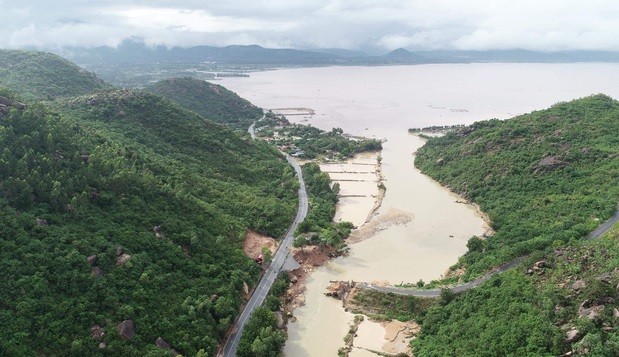 Cầu dài 50m dẫn vào bán đảo Bình Lập (TP Cam Ranh) bị cuốn trôi hoàn toàn (Ảnh: Trí Nguyễn)