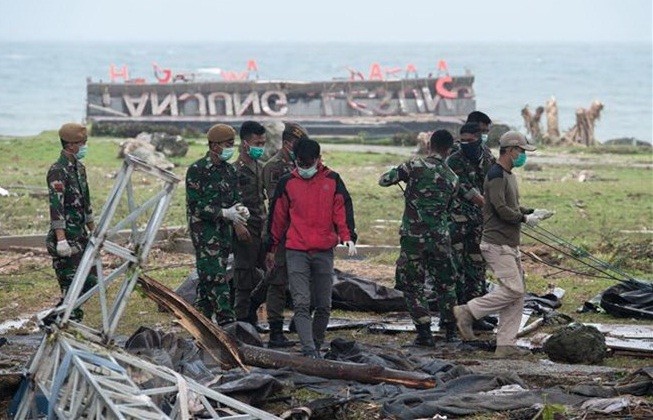 Lực lượng cứu hộ tìm kiếm nạn nhân sau thảm họa sóng thần tại Pandeglang, tỉnh Banten, Indonesia ngày 24/12/2018. (Ảnh: THX/TTXVN)