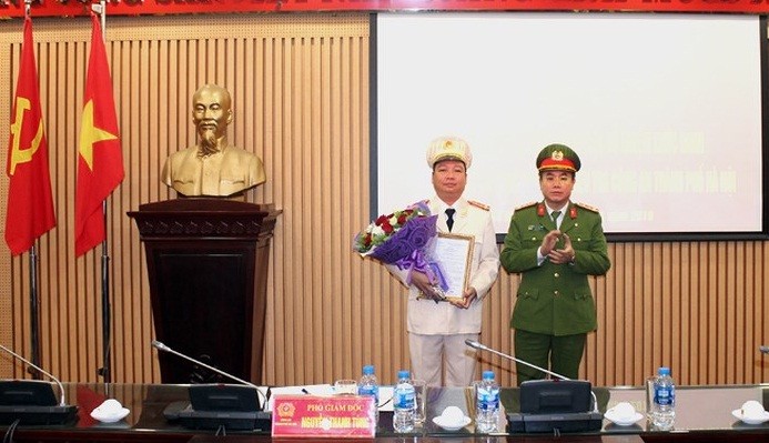 Đại tá Nguyễn Thanh Tùng, Phó Giám đốc CATP Hà Nội trao Quyết định bổ nhiệm chức danh Phó Thủ trưởng Cơ quan CSĐT CATP cho Thượng tá Đặng Việt Quảng.