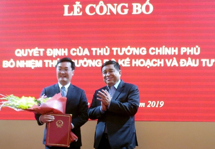 Bộ trưởng Nguyễn Chí Dũng trao quyết định cho ông Nguyễn Đức Trung.