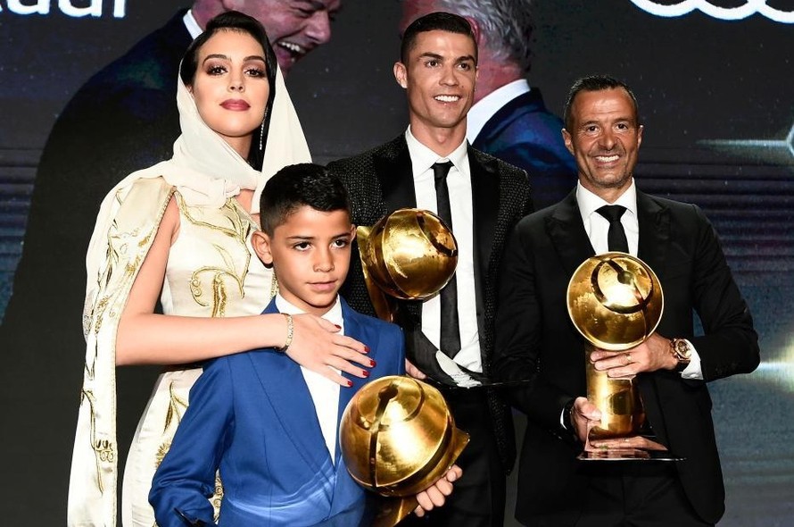 Jorge Mendes (ngoài cùng bên phải) đại diện cho Cristiano Ronaldo.