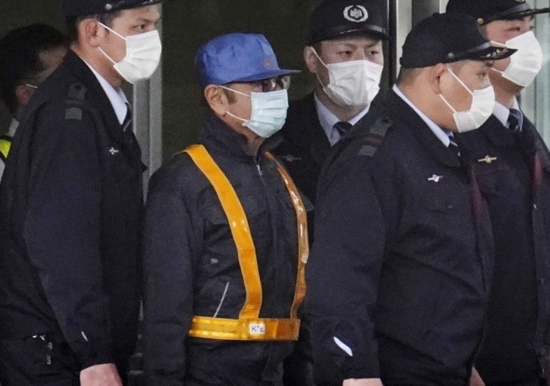 Hình ảnh Carlos Ghosn rời nhà tù. Ảnh: Bloomberg
