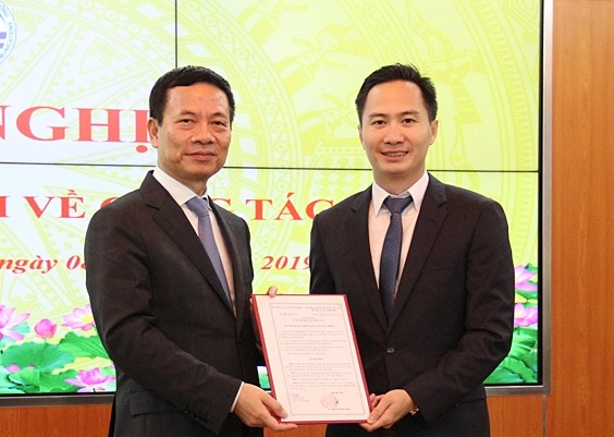 Bộ trưởng Nguyễn Mạnh Hùng trao quyết định và chúc mừng đồng chí Nguyễn Thiện Nghĩa.