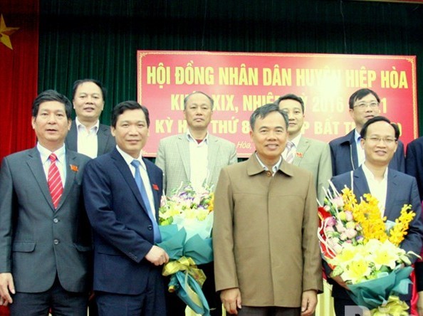 Phó Chủ tịch Thường trực HĐND tỉnh Bắc Giang Bùi Văn Hạnh và lãnh đạo huyện Hiệp Hòa chúc mừng các đồng chí đảm nhận nhiệm vụ mới. 