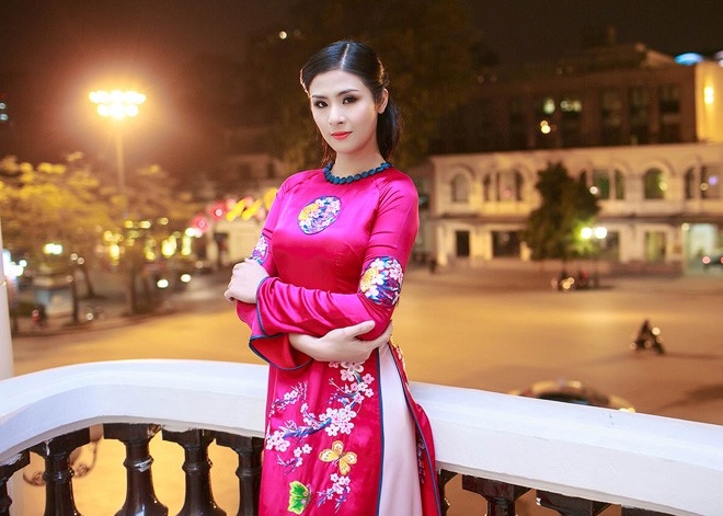 Hoa hậu Ngọc Hân duyên dáng với áo dài 