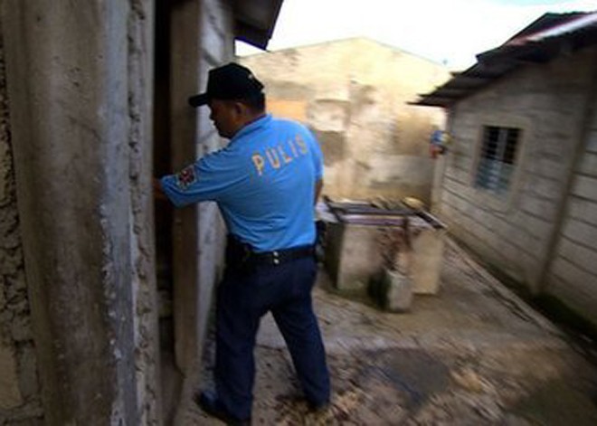 Cảnh sát giải cứu các nạn nhân của đường dây ấu dâm tại một khu ổ chuột. Ảnh: BBC 