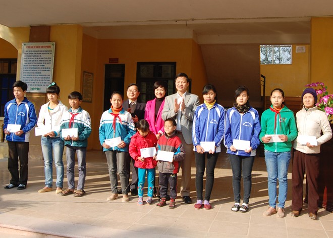 Tổng Biên tập báo Tiền Phong, Bí thư tỉnh Đoàn Bắc Ninh và nhà tài trợ trao học bổng cho các em học sinh tại điểm trường THCS Tri Phương (Tiên Du, Bắc Ninh).