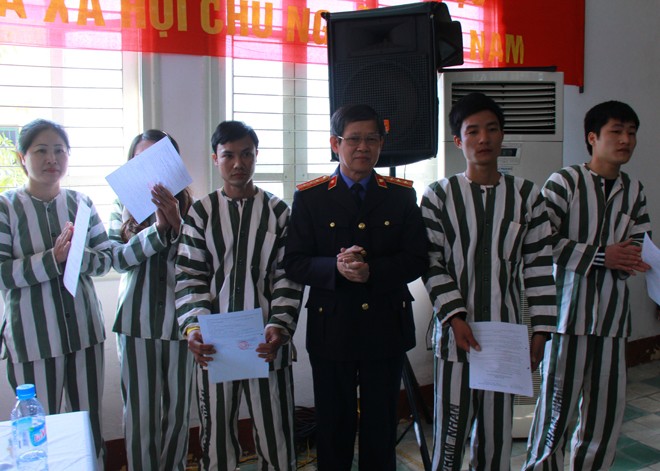 Các phạm nhân nhận quyết định giảm án, tha tù tại Trại tạm giam số 1 Hà Nội sáng ngày 22/1. 