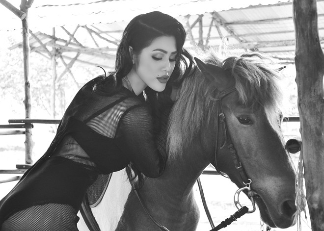 Maria Đinh Phương Ánh sexy trên lưng ngựa