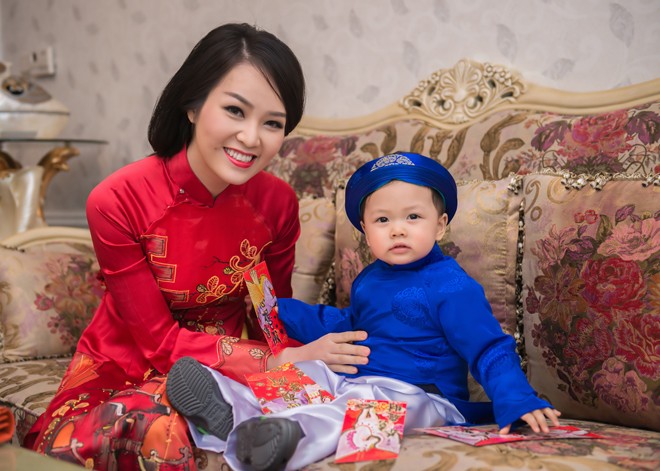 Á hậu Thụy Vân cùng con trai mặc áo dài rực rỡ đón Tết