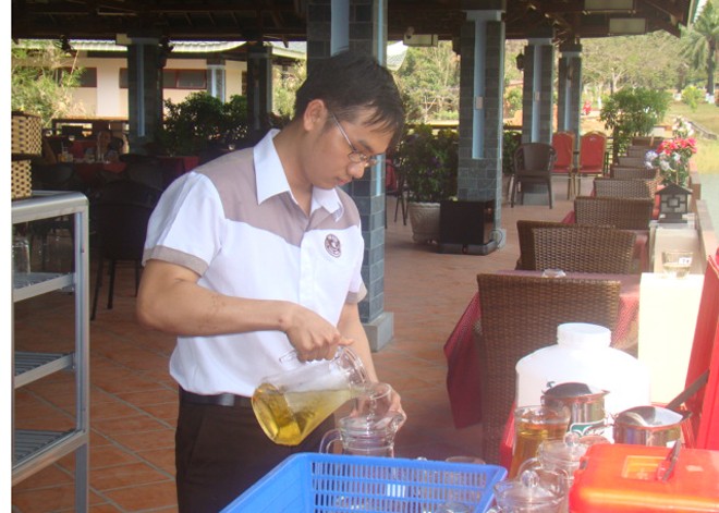 Đỗ Văn Thi, sinh viên trường Đại học Lạc Hồng đang làm thêm việc ttrong ngày Tết tại Văn miếu Trấn Biên. 